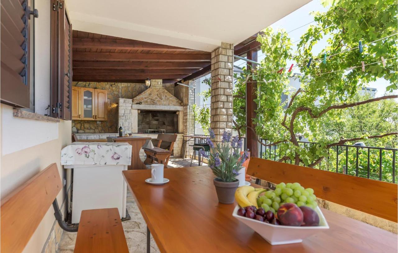Cozy Apartment In Pula With Kitchen Exterior photo